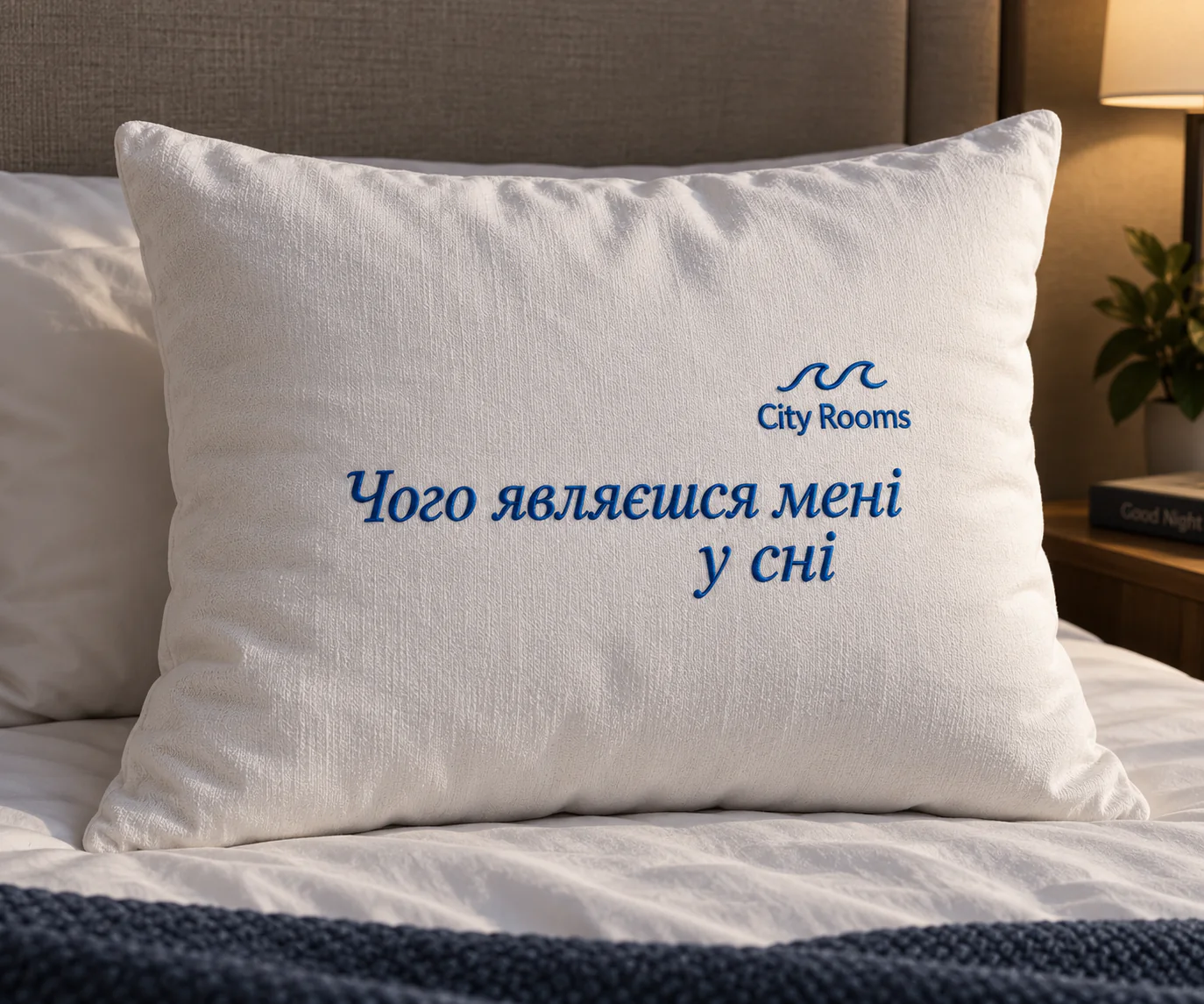 Вышивка синей нитью на гостиничной подушке City Rooms
