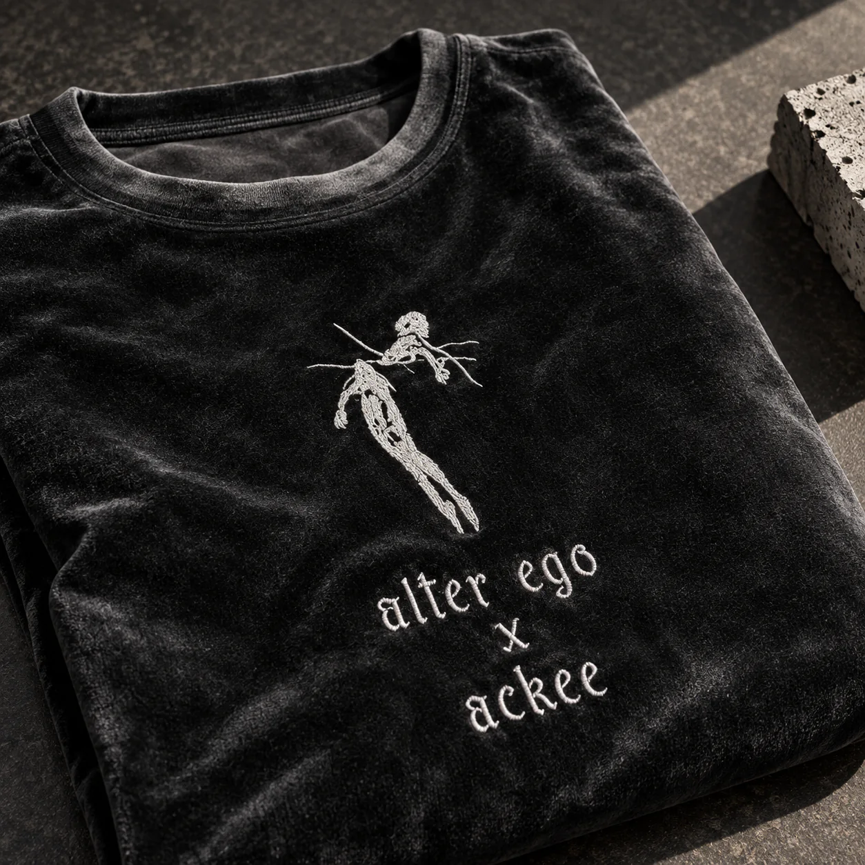 Вышивка надписи alter ego × ackee на чёрной велюровой футболке