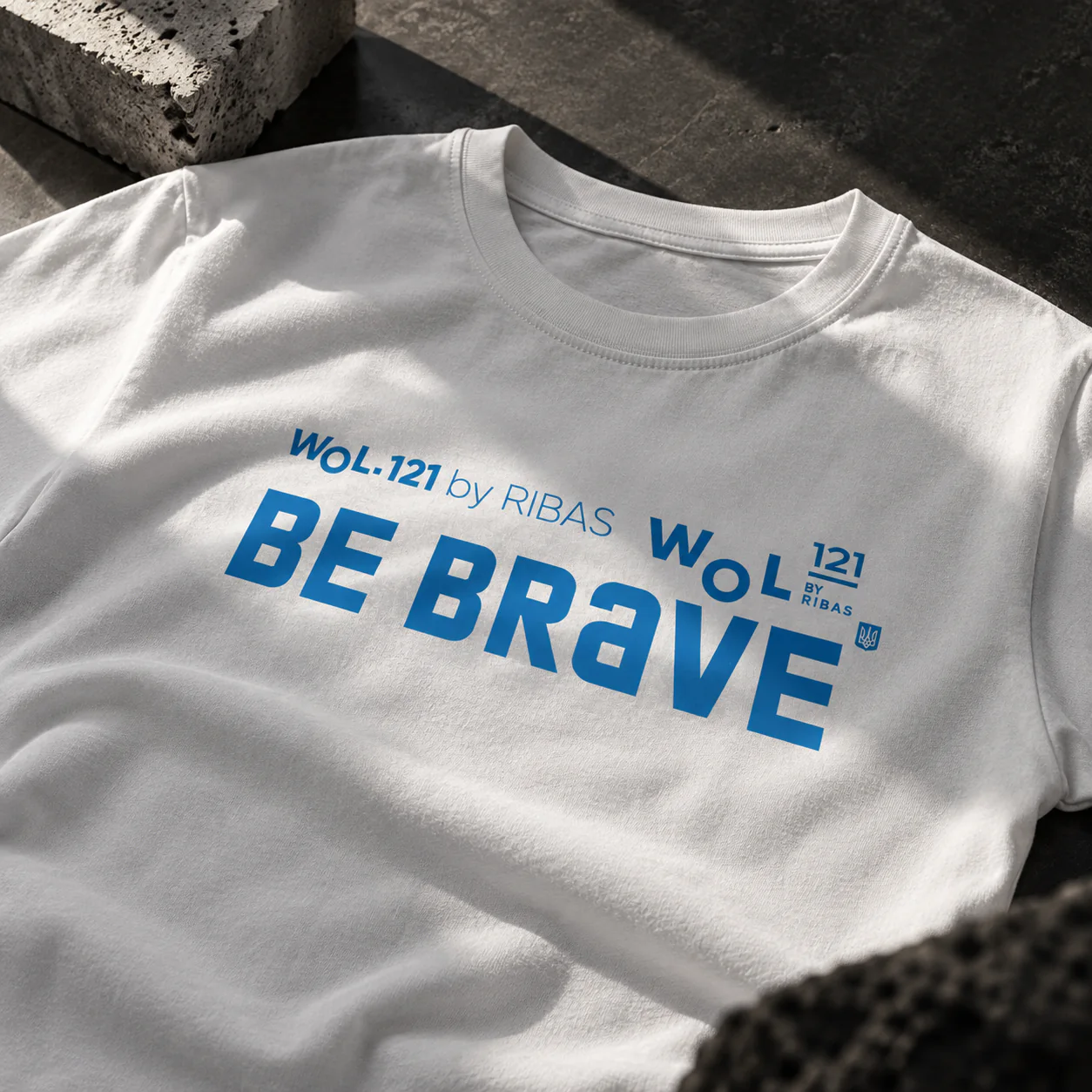 Корпоративный мерч VOL 121: печать Be Brave на белой футболке